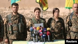쿠르드 주도 시리아민주군이 6일 시리아 락까 주 아인이사에서 기자회견을 하고 있다.