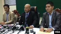 Ministry of Information spokesman Ouk Kimseng, middle, speaks to reporters at a press conference at the Ministry of Information, September 15, 2017.(Kann Vicheika/VOA Khmer)