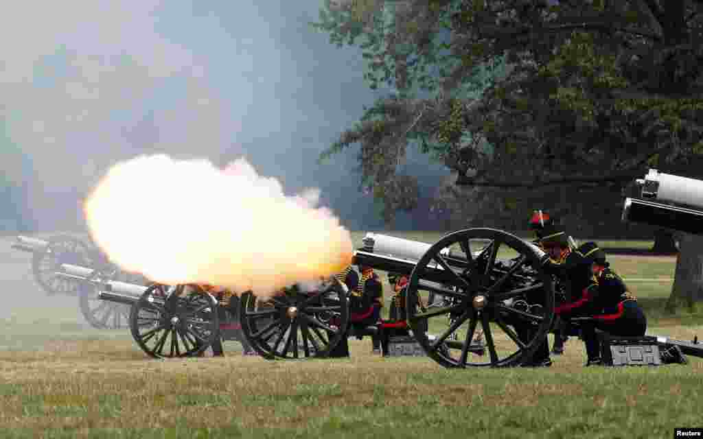 The King&#39;s Troop Royal Horse Artillery fire a 41-Gun Royal Salute to mark the birth of the royal baby, in Green Park, central London, July 23, 2013.&nbsp;