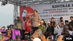 Capres Joko Widodo saat bertemu ratusan warga korban lumpur Lapindo bersama Jaringan Rakyat Miskin Indonesi, di Desa Siring, Sidoarjo, Jawa Timur, Kamis 29/5 (foto: VOA/Petrus Riski). 