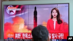 南韓人在電視機前觀看有關北韓發射導彈的報導