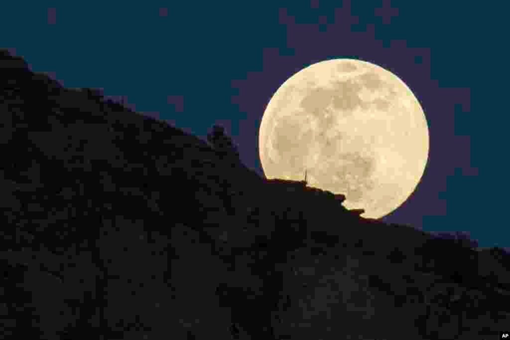 The full super snow moon rises at Smith Rock State Park in Oregon, USA, Feb. 8, 2020.