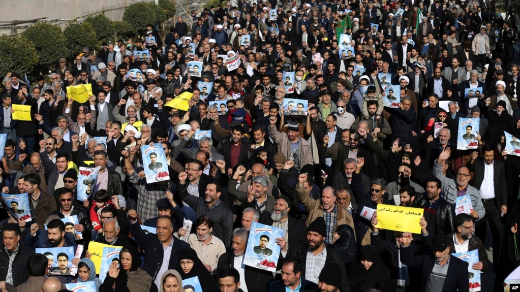 Tín đồ Iran trong cuộc tuần hành chống những người biểu tình chống chính phủ ở Tehran ngày 5/1/2018.