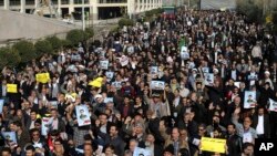 Warga Iran dalam demo anti-pemerintah setelah sholat Jumat di Teheran, Iran, 5 Januari 2018.