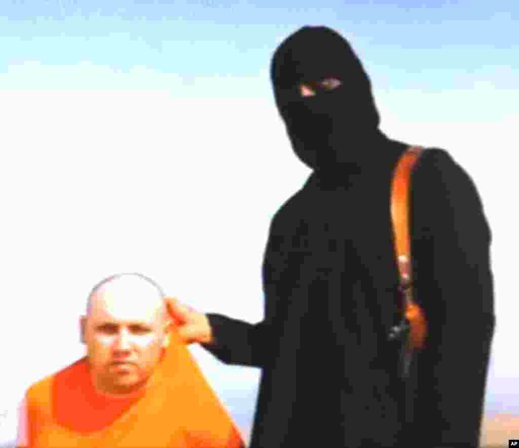 This still image grabbed from an undated video released by Islamic State militants on Aug. 19, 2014, purports to show journalist Steven Sotloff being held by the militant group.