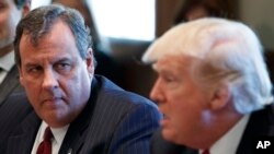 Gubernur New Jersey Chris Christie mendengarkan saat Presiden Donald Trump berbicara dalam sesi dengar pendapat seputar opioid dan penyalahgunaan narkoba di Ruang Kabinet Gedung Putih, 29 Maret 2017