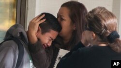 Ученик од основното училиште во Спаркс, Невада,во прегратка на најблиските, непосредно по инцидентот