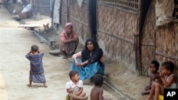 ជនជាតិ​អ៊ីស្លាម​ភូមា​ដែល​ហៅ​ខ្លួន​ឯង​ថា​ ជនជាតិ​អ៊ីស្លាម Rohingya ត្រូវ​បាន​ប្រទះ​ឃើញ​នៅ​ជំរុំ​ភាស​ខ្លួន​មួយ​នៅ​ក្នុង​ទីក្រុង Sittwe រដ្ឋ​ Rakhine ប្រទេស​ភូមា​ភាគ​ខាង​លិច៕