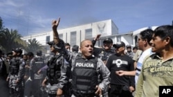 Rebellious police personnel shout slogans at the Regimiento Quito barracks, in Quito, September 30, 2010.