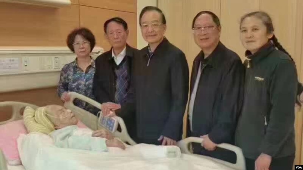 前中國總理溫家寶曾前往醫院看望李昭，當時胡德華（右二）在場。 （網絡圖片）
