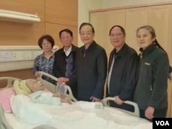 前中国总理温家宝曾前往医院看望李昭,当时胡德华(右二)在场(网络图片)