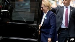 Capres AS Hillary Clinton saat menaiki mobil van-nya di New York, hari Minggu (11/9). Clinton diberitakan dalam kondisi kurang sehat. 