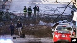 Istražitelji na mjestu eksplozije u Nahvilleu, 26. decembar 2020. (Foto: AP/Mark Humphrey)