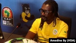 Umqeqetshi weqembu lenguqu ele Senegal uAliou Cisse Lions ukhulume lentathelizindaba eFranceville Stadium, Gabon, January 14, 2017. (VOA / Amedine Sy)