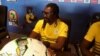 Kocha wa Smba wa Senegal Aliou Cisse na kapteni Cheikhou Kouyate wazungumza na waandishi habari katika ukumbi wa uwanja wa Franceville, Gabon, Januari 14 2017. (VOA/Amedine Sy)