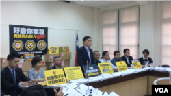 原台北市长郝龙斌在立院国民党团召开的记者会上发言(美国之音申华拍摄)