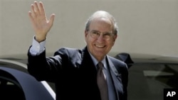 Special Envoy for Middle East Peace George Mitchell, waves to the media before a meeting with Palestinian President Mahmoud Abbas, in the West Bank city of Ramallah, 30 Sept 2010