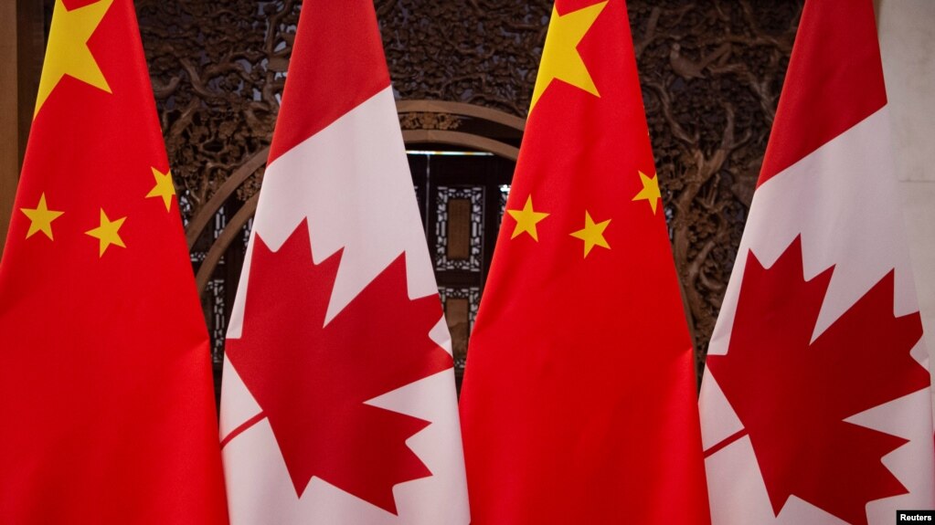 资料照：加拿大总理特鲁多和中国国家主席习近平2017年12月5日在北京钓鱼台国宾馆举行会晤前树立起的两国国旗。(photo:VOA)