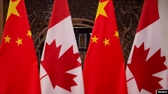 在加拿大总理特鲁多和中国国家主席习近平2017年12月5日在北京钓鱼台国宾馆举行会晤前树立起的两国国旗。
