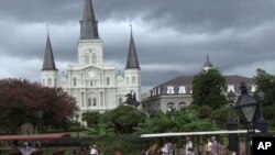 Jackson Square u New Orleansu, dio francuske četvrti, koja obiluje voodoo trgovinama