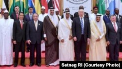 Presiden Jokowi bersama para Pemimpin Muslim dan Presiden AS Donald Trump pada KTT Arab Islam Amerika di Riyadh, Arab Saudi, Minggu (21/5).