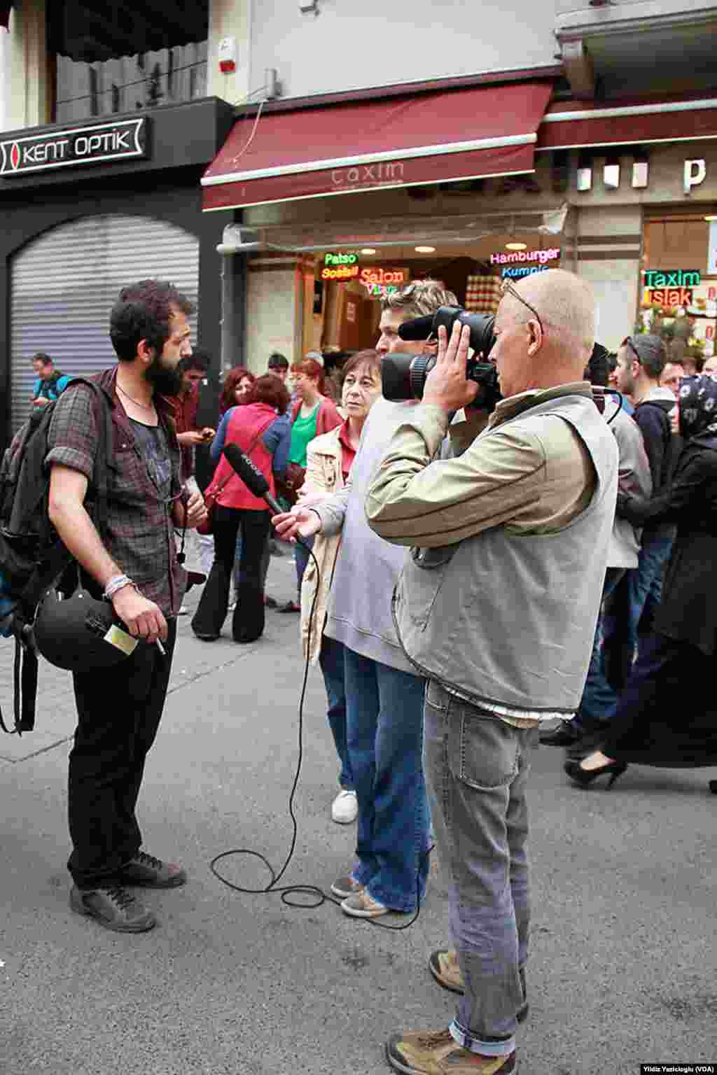 Gezi protestolarının yıldönümünde çekim yapan yabancı televizyon muhabirleri