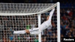 Pemain Real Madrid Cristiano Ronaldo bereaksi setelah gagal mencetak gol melawan Osasuna dalam pertanding Piala Raja Spanyol di Stadion Santiago Bernabeu, Madrid, 9/1/2014.