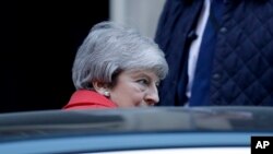 La primera ministra británica, Theresa May, se dirige a hacer una declaración ante la Casa del Parlamento en Londres, el martes 26 de febrero de 2019.