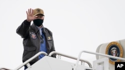 Presiden Joe Biden menaiki pesawat kepresidenan Air Force One di Bandara Hagerstown, setelah menghabiskan akhir pekan di Camp David, Senin, 15 Februari 2021. (Foto: AP)