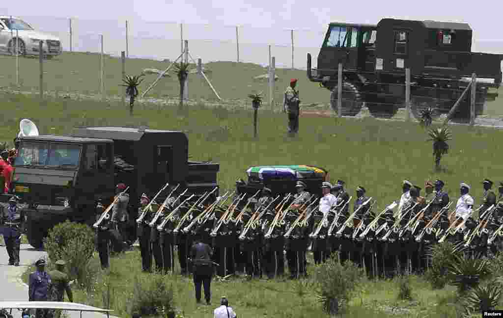 Former South African President Nelson Mandela&#39;s coffin arrives at the family gravesite for burial in his ancestral village of Qunu in the Eastern Cape province, 900 km south of Johannesburg, Dec. 15, 2013.&nbsp;
