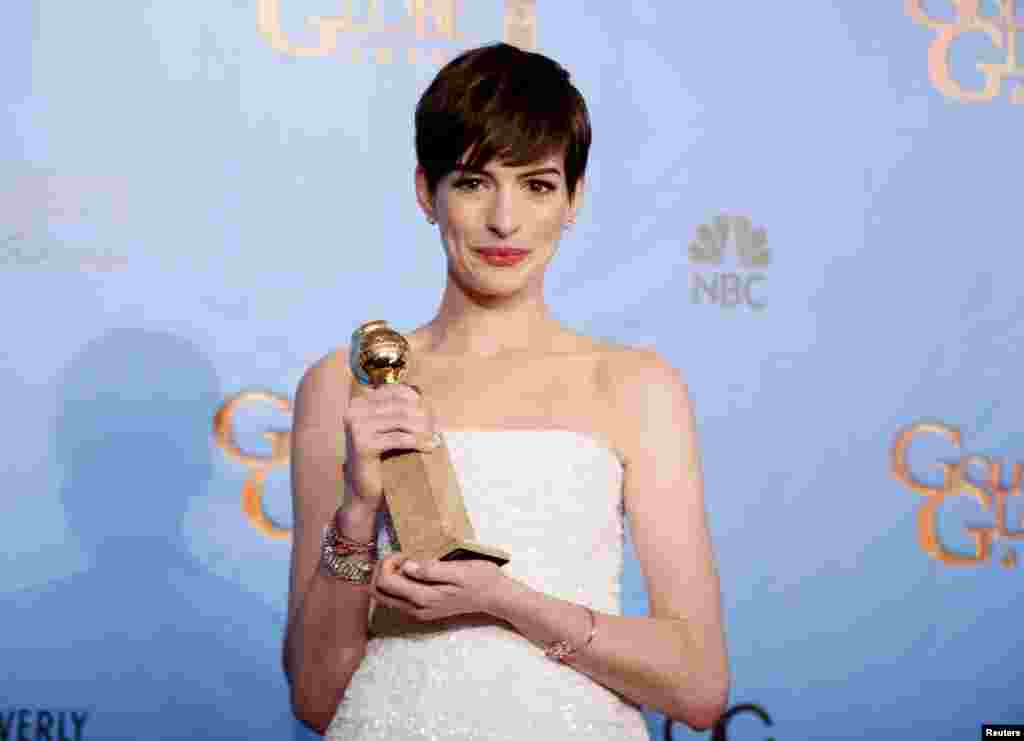 Anne Hathaway memegang piala penghargaan yang diraihnya sebagai artis pendukung terbaik dalam film &quot;Les Miserables&quot; di ajang Golden Globe Awards ke-70 di Beverly Hills, California, 13 January 2013. &nbsp;(REUTERS/Lucy Nicholson) 