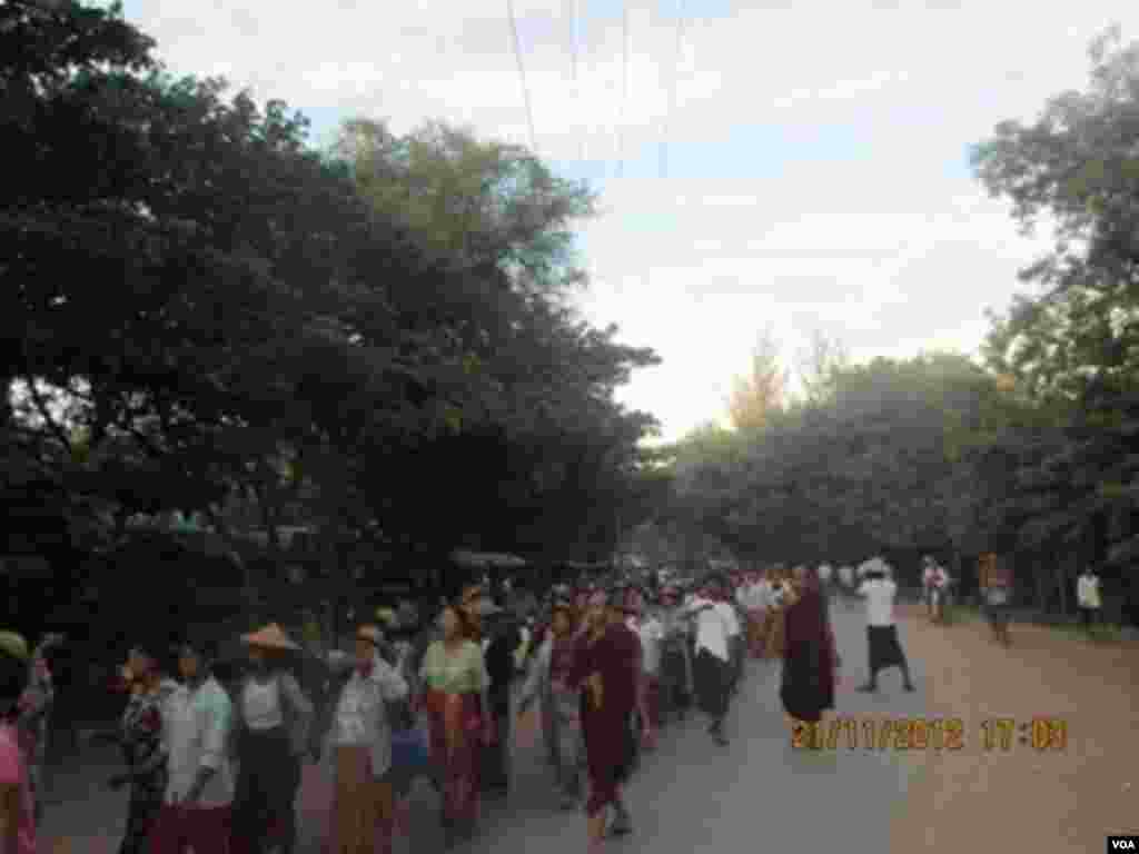 2012年11月21日，佛教僧侣参加在缅甸望濑举行的反对一座中国支持的铜矿的抗议游行。