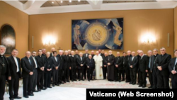 El Papa Francisco posa con los obispos chilenos luego de una reunión en el Vaticano, el 17 de mayo de 2018. 