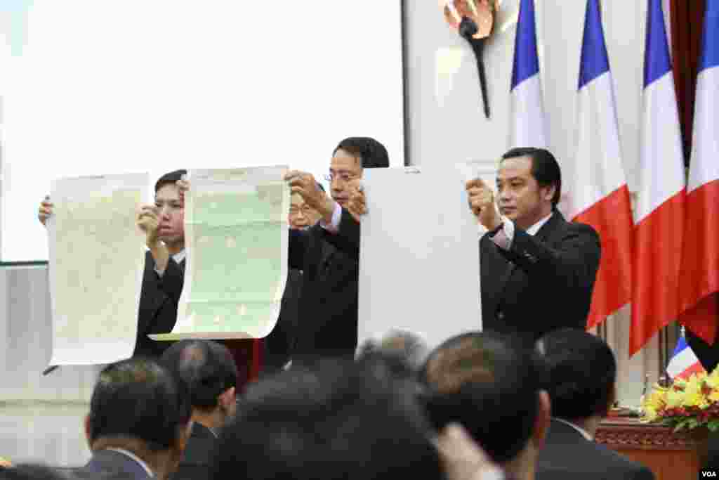 Maps from the French Embassy are on display as the maps are being handed over to Cambodia, September 03, 2015. (Hean Socheata/VOA Khmer)