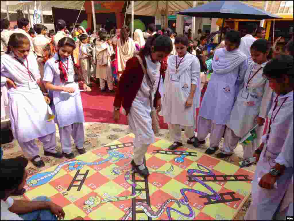 کراچی :بچوں کے ادبی میلے میں بچوں نے کھیل ہی کھیل میں بہت کچھ سیکھا