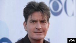 Charlie Sheen, exprotagonista de la serie "Dos hombres y medio" provoca la ira de los usuarios de Twitter.