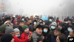 Ribuan warga Kazakhstan melakukan aksi protes di Almaty, Rabu (5/1). 