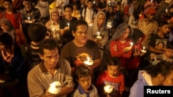31일 인도네시아 수라바야에서 실종여객기 희생자들을 애도하는 촛불 집회가 열렸다.