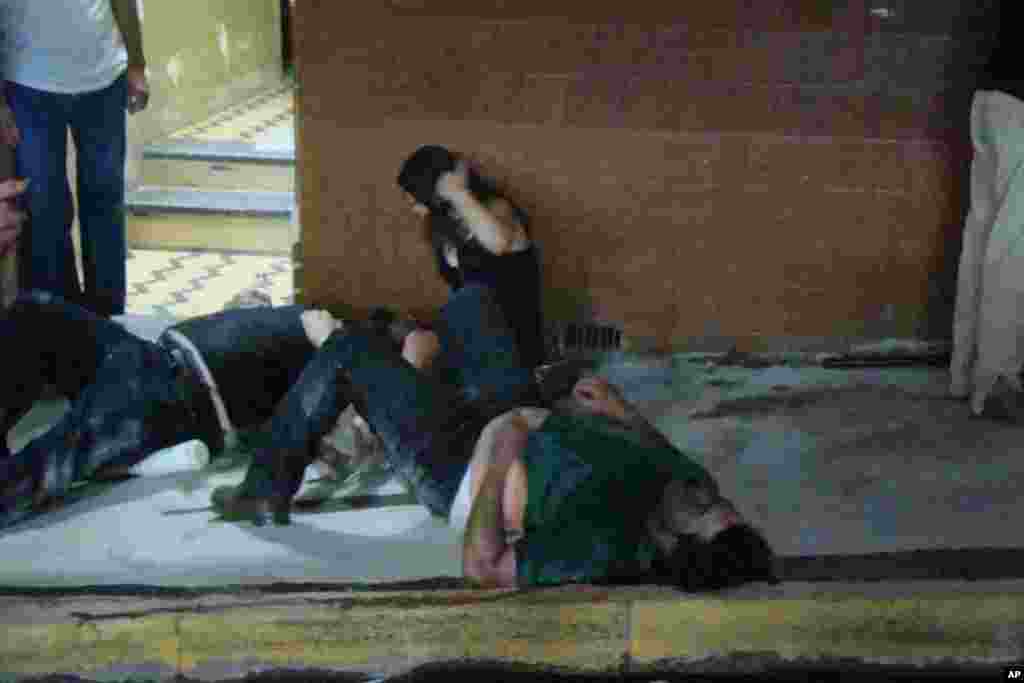 Injured people lie on the ground outside the Kiss nightclub in Santa Maria city, Rio Grande do Sul state, Brazil, January 27, 2013. 