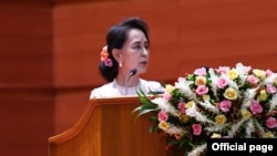 ေနျပည္ေတာ္မွာ က်င္းပတဲ့ ၂၁ ရာစုပင္လံု စတုတၳအစည္းအေ၀း ညီလာခံ တတိယေန႔မွာ မိန္႔ခြန္းေျပာၾကားေနတဲ့ ႏိုင္ငံေတာ္အတိုင္အပင္ခံ ေဒၚေအာင္ဆန္းစုၾကည္။ (ဓာတ္ပံု - Myanmar State Counsellor Office - ၾသဂုတ္ ၂၁၊ ၂၀၂၀)