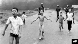 La célèbre photo de la fillette brûlée au napalm en 1972 au Vietnam. (AP / Nick Ut)