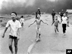 Hình ảnh 'em bé naplm' la hét vì bị bỏng trong cuộc tấn công bằng bom napalm khiến công chúng Mỹ thấy được nỗi kinh hoàng của chiến tranh.