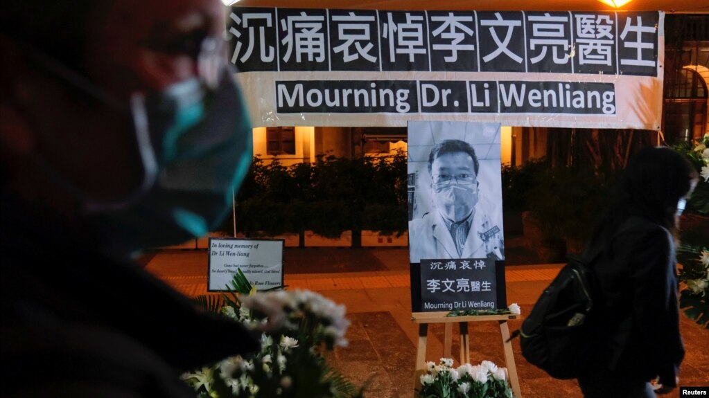 资料照：人们戴着口罩出席在香港设立的一处悼念在武汉中心医院病逝的李文亮医生。（2020年2月7日）(photo:VOA)