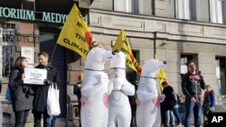Aktivis mengenakan kostum beruang kutub menyerukan energi nuklir untuk menggantikan bahan bakar fosil di sela-sela pawai iklim di Katowice, Polandia, Sabtu, 8 Desember 2018.