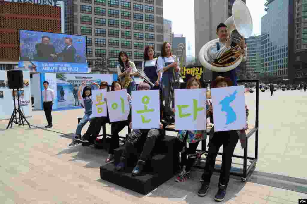 یک اجرای خیابانی در سئول به نام بهار در راه است.