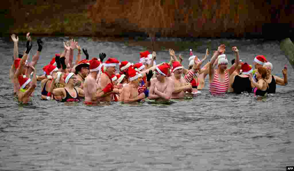 Члены плавательного клуба Berliner Seehunde (Берлинские тюлени) устроили традиционный рождественский заплыв в озере Orankesee в Берлине, Германия. 25 декабря 2017&nbsp;