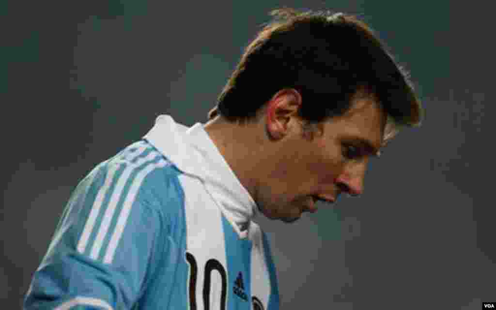 Lionel Messi de l&#39;Argentine lors d&#39;un match de football de la Copa America à La Plata, en Argentine, 1er juillet 2011.