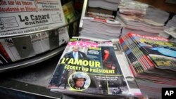 Majalah Perancis 'Closer' yang menampilkan foto Francois Hollande dan aktris Julie Gayet di halaman sampulnya, dijual di sebuah kios di Jalan Champs Elysee, Paris (foto: dok).