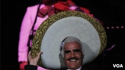 Vicente Fernández, ídolo de la cultura mexicana y regional, permanece hospitalizado en cuidados intensivos tras una caída reciente. [Archivo]