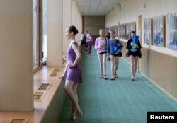 Rachel Armstrong gleda kroz Baletske akademije Boljšoj teatra u Moskvi.